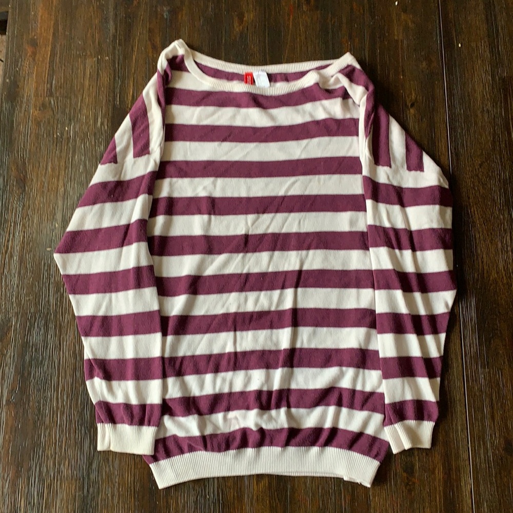 Medium burgundy and white tunic sweater top.